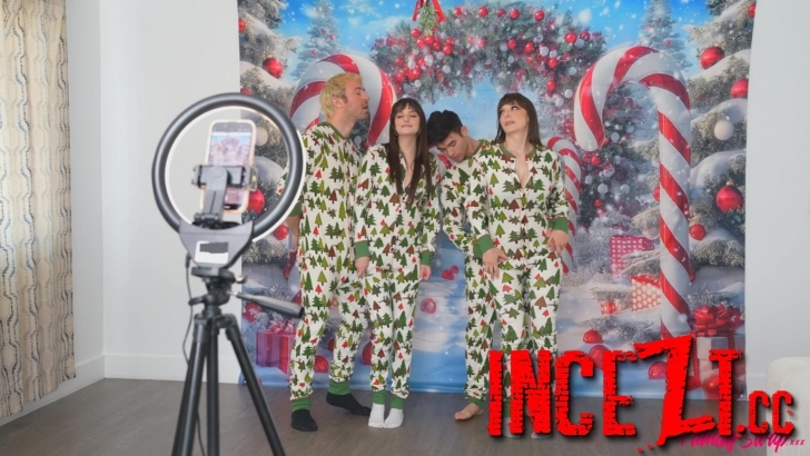 Lana Smalls, Lexi Luna - Were Too Horny For A Christmas Card Picture